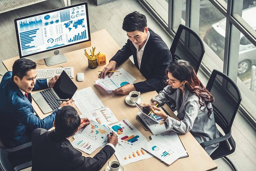 Business data analysis by experts